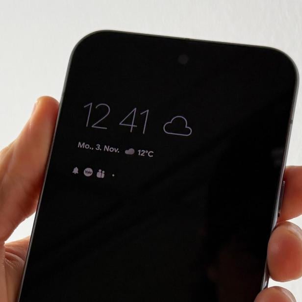 Android-Smartphone mit aktiviertem Always-On-Display