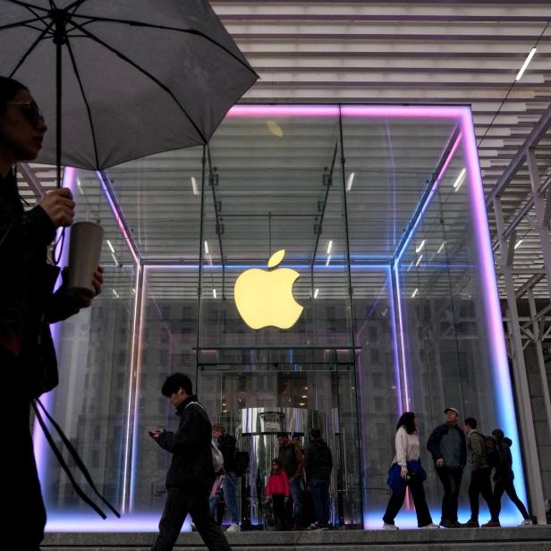 Ein Apple Store in New York bei Regen