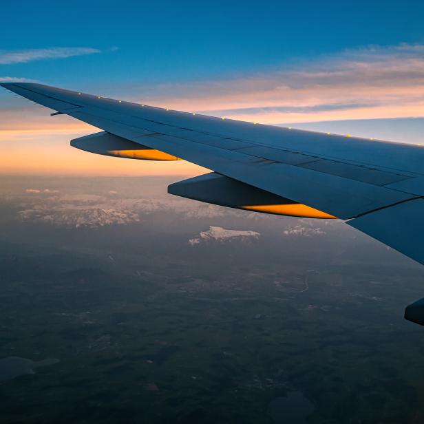Eine Tragfläche eines Flugzeugs im Flug