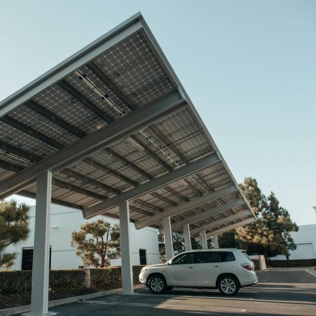 Parkplatz mit Solardach