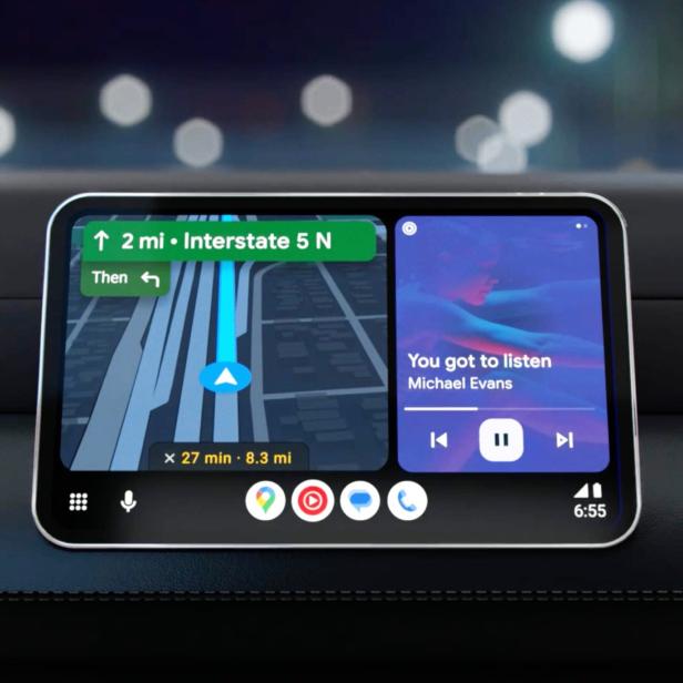 Autodisplay mit Google Maps Navigation und Musiksteuerung im geteilten Bildschirmmodus.