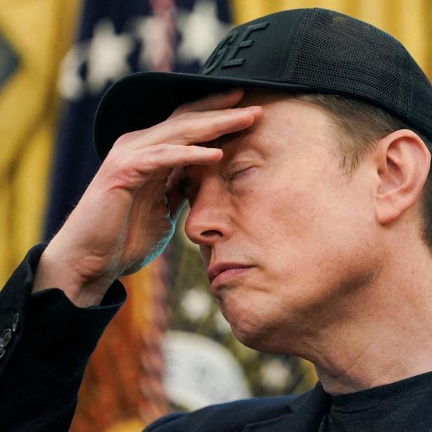 Elon Musk greift sich an den Kopf