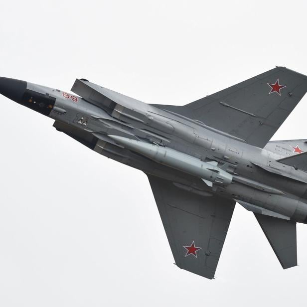 Eine russische MiG-31K trägt eine Hyperschallrakete unter dem Rumpf, wie sie als Trägerplattform für neue Marschflugkörper wie Skyfall dienen könnte.