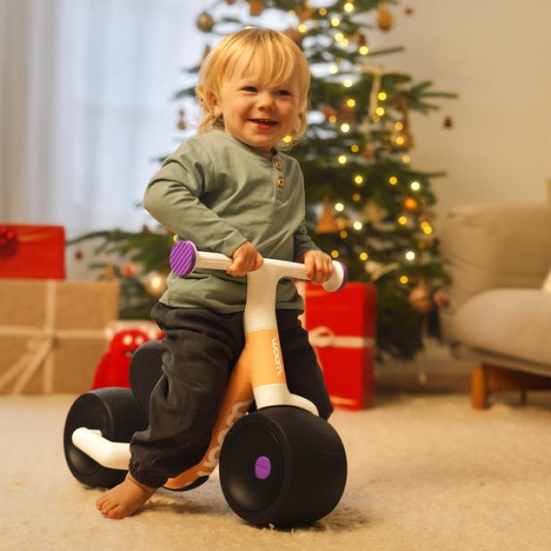 Kleinkind auf einem Woom Bike 