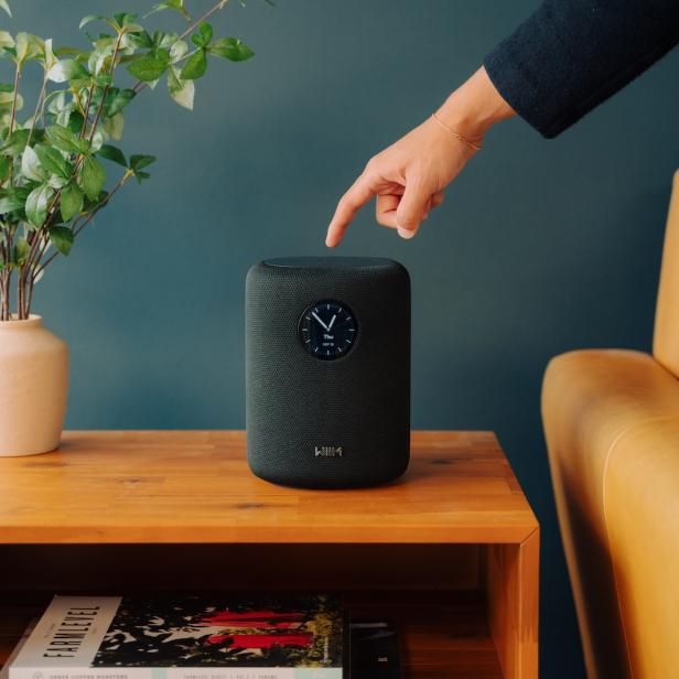 Wiim Smart Speaker jemand drückt drauf 