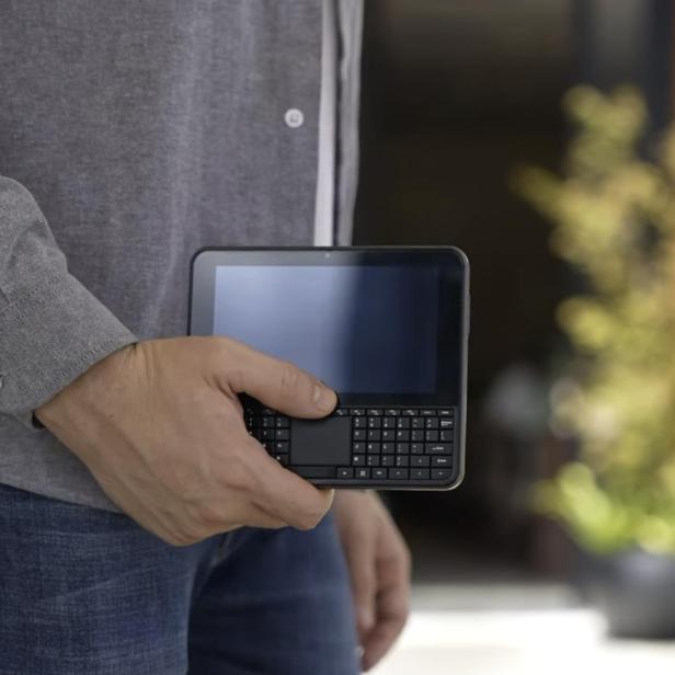 Mann hält Mini-PC OmniOne in der Hand