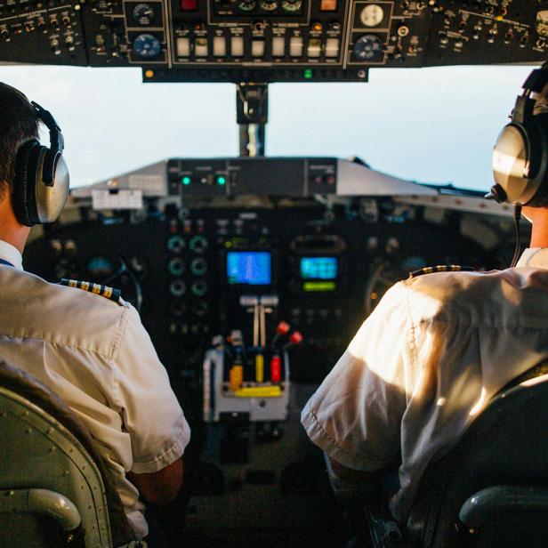 Piloten im Cockpit eines Flugzeugs