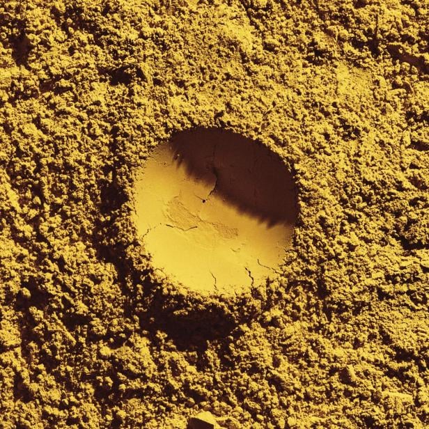 gelbes pulver mit einer runden Kuhle