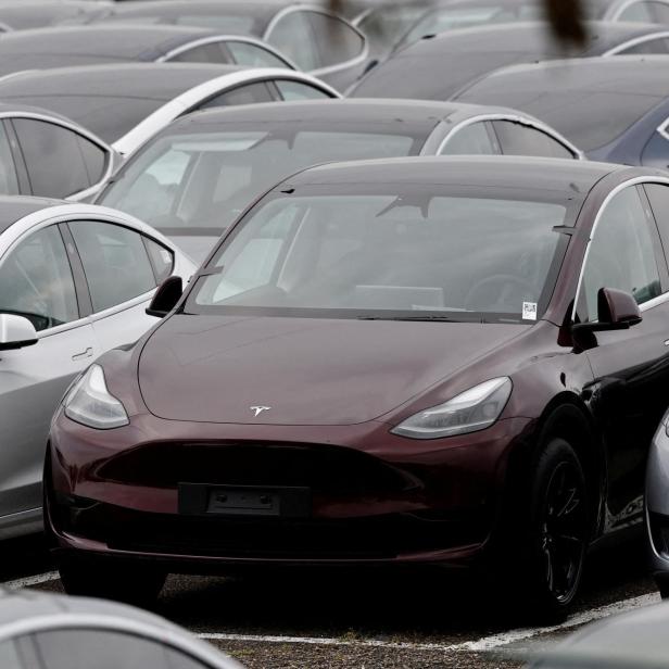 Tesla-Auto neben anderen Tesla-Autos geparkt