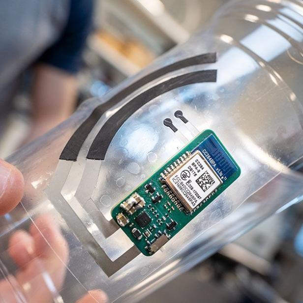 durchsichtiger Plastikbecher mit dem Sensor-Sticker