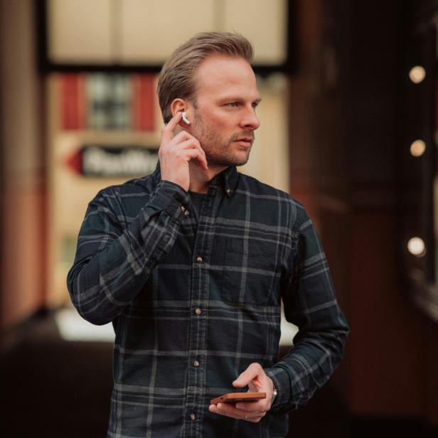 Ein Mann mit Airpods in den Ohren 