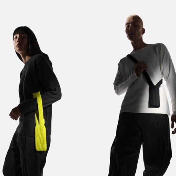 2 Personen mit der iPhone Pocket Tragetasche in gelb und schwarz