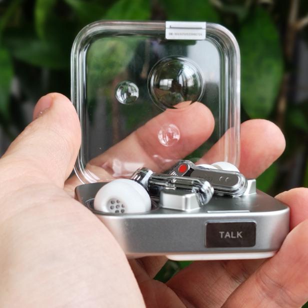 Das prominente Feature der Nothing Ear (3) ist der Talk-Knopf an der Hülle.