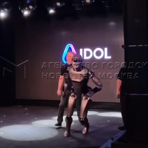 Roboter auf der Bühne gerät ins Stolpern