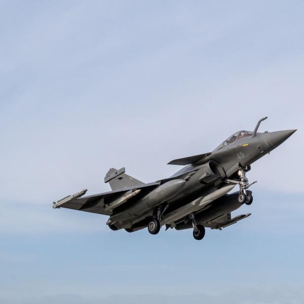 Eine französische Rafale M der Marinefliegerstaffel startet mit der atomwaffentauglichen Überschallrakete ASMPA-R unter dem Rumpf.