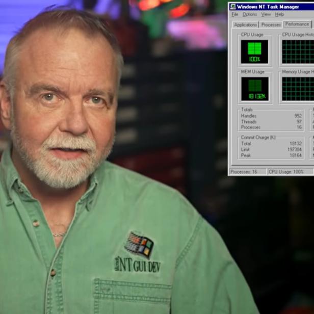 Screenshot des Videos von David Plummer, rechts neben ihm wird der originale Task-Manager angezeigt