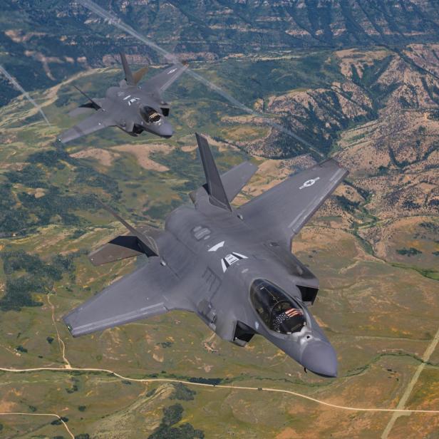 F-35A (Symbolbild) fliegt über eine grüne Landschaft