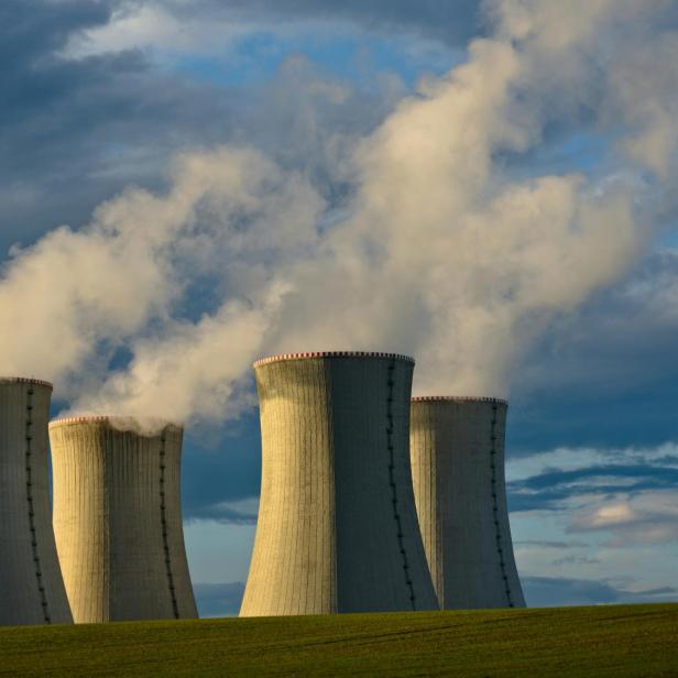4 Kühltürme eines Atomkraftwerks 