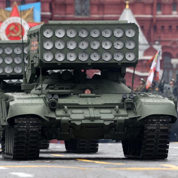 TOS-1A bei einer Militärparade