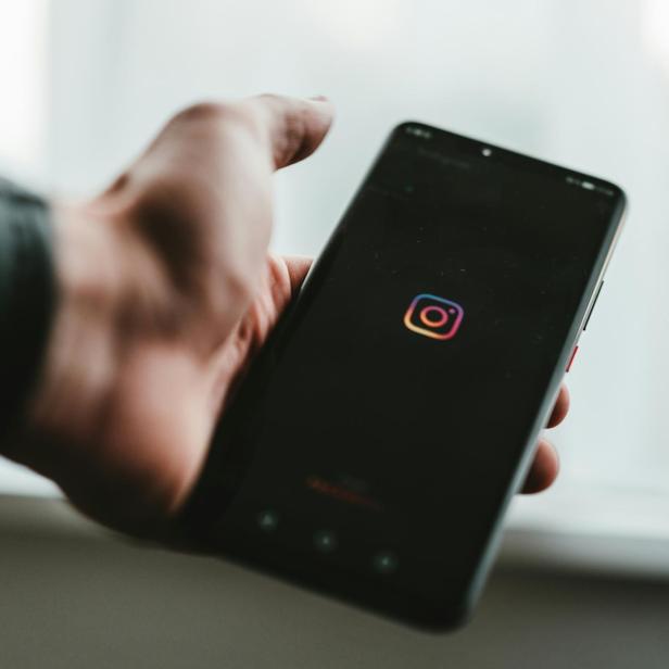 Ein Smartphone mit geöffneter Instagram App 