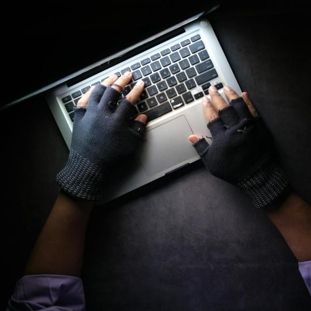 Hände auf einer MacBook-Tastatur 