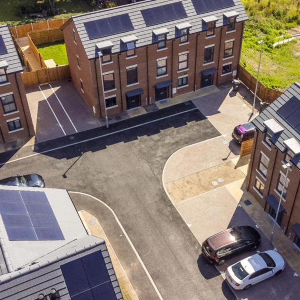 3 Hochhäuser mit Photovoltaikanlagen 