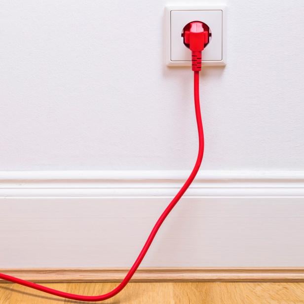 Ein Kabel steckt in einer Steckdose