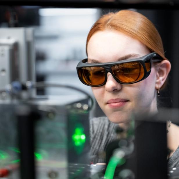 Andrea Stöllner hält durch Laser Moleküle gefangen.