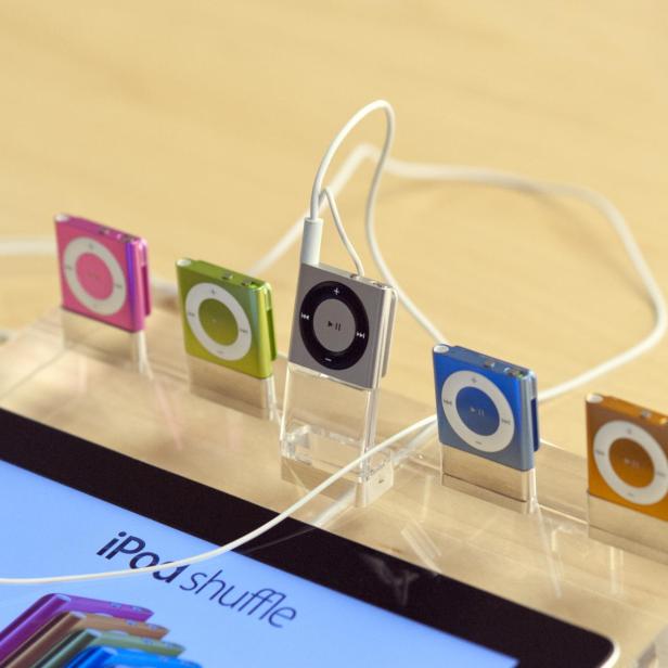 Mehrere iPod-Shuffle-Geräte in einem Apple-Store ausgestellt