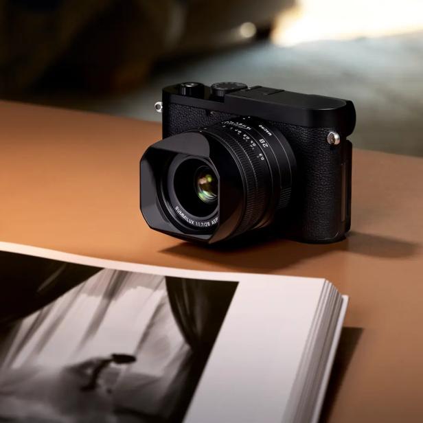 Leica Q3 Monochrom auf einem Tisch mit Fotobuch