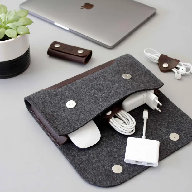 Pack and Smooch - Tasche das Organisieren von Kabeln liegt mit Steckern und Handykabeln offen am Tisch