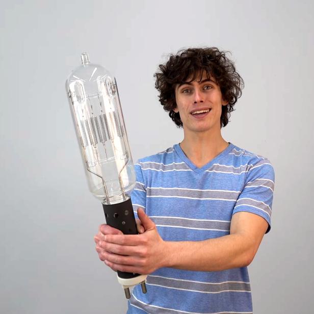 Eine 30.000-Watt-Glühbirne ist ein ganz schöner Brocken.