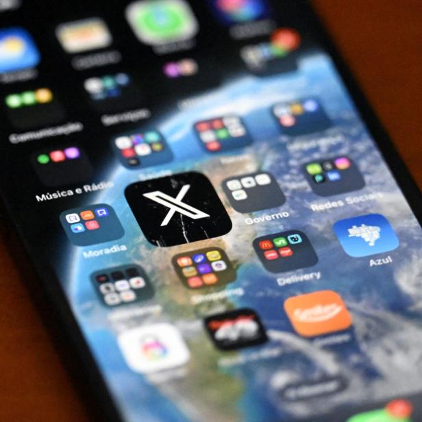 Symbolbild: Die X-App auf dem Bildschirm eines Smartphones