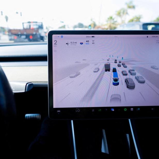 Das Cockpit eines Tesla-Autos