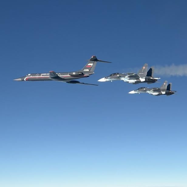 Die Tu-134A-4 wurde von 2 Su-30SM2 begleitet.