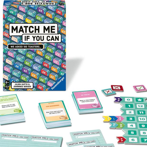 Das Gesellschaftsspiel „Match Me If You Can“ von Ravensburger mit bunten Spielkarten und Markern ist auf einem Tisch ausgebreitet.