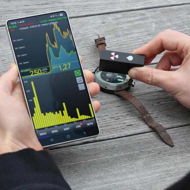 Raysid misst die Strahlung eines russischen Armkompasses aus dem Jahr 1941