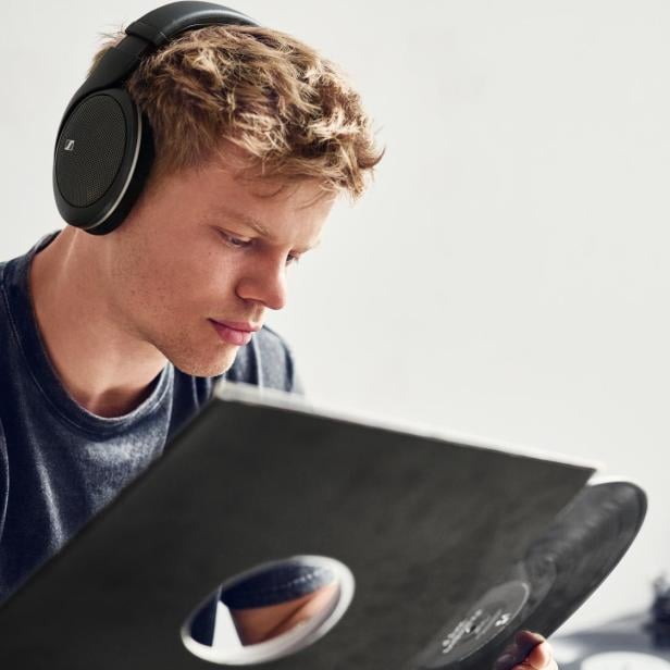 Mann trägt Sennheiser HD 550 Kopfhörer beim Lesen