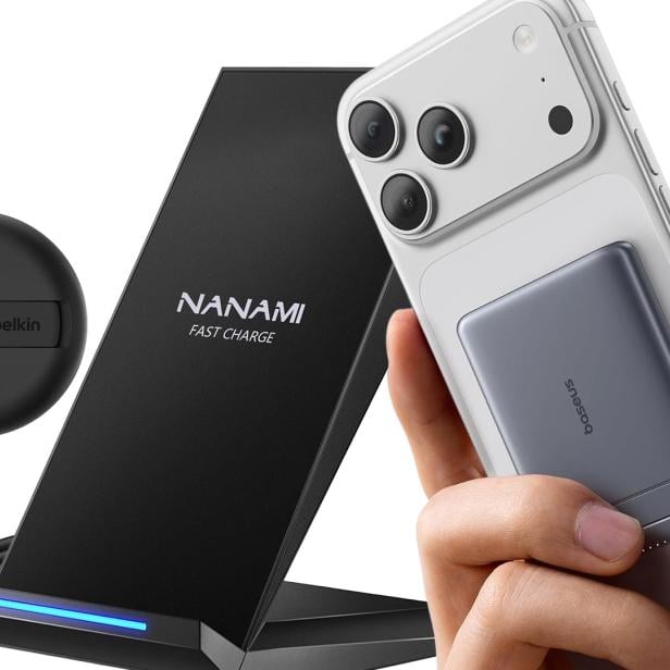 Drei verschiedene kabellose Ladegeräte und ein Smartphone mit aufgestecktem Akkupack werden gezeigt.