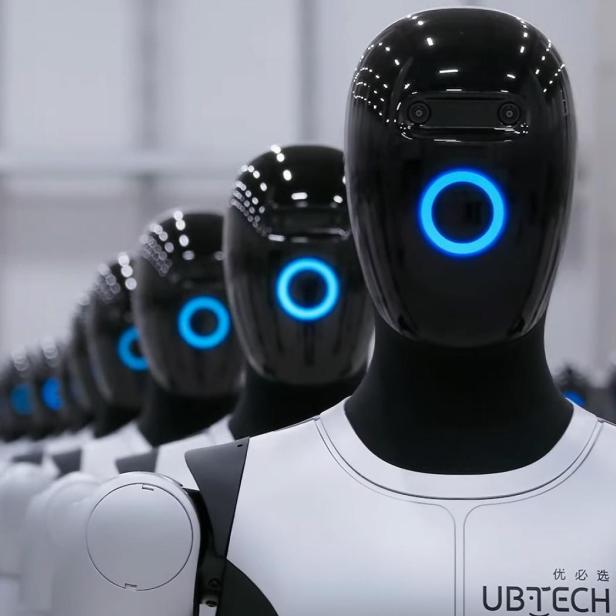 Mehrere Roboter Walker S2 stehen hintereinander 