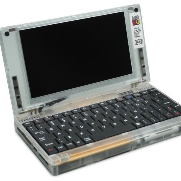 Mini-Laptop mit transparent-weißem Gehäuse und schwarzer Tastatur