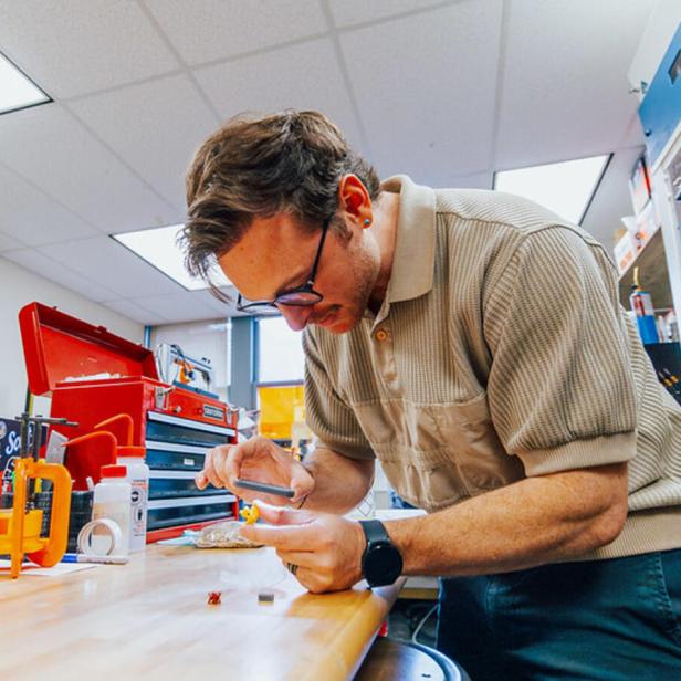 Der Studienautor, wie er den 3D-gedruckten Beton begutachtet