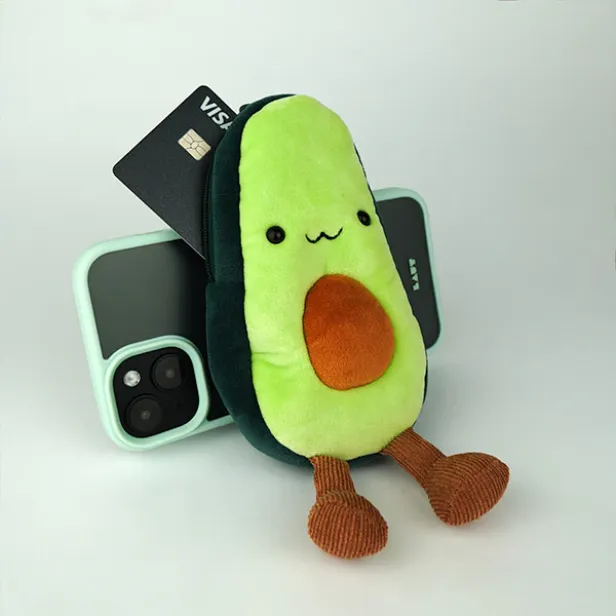 Mamoji Avocado Plüschtier sitzt vor Handy und Kreditkarte 