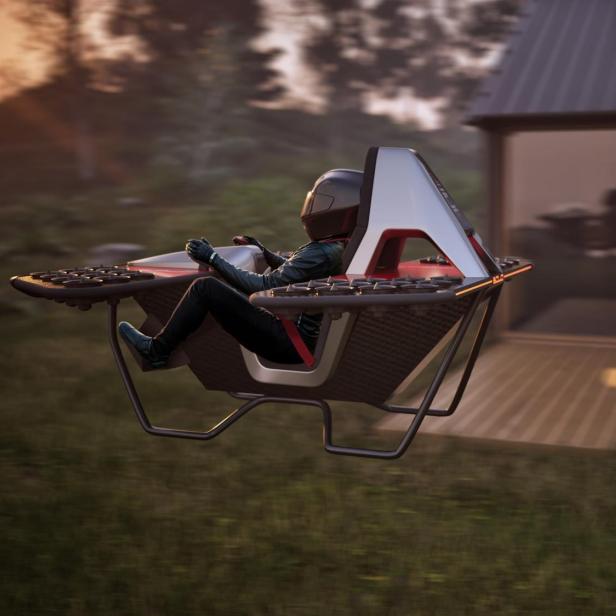 Person mit Helm fliegt in einem futuristischen Jetbike vor einem modernen Haus bei Sonnenuntergang.