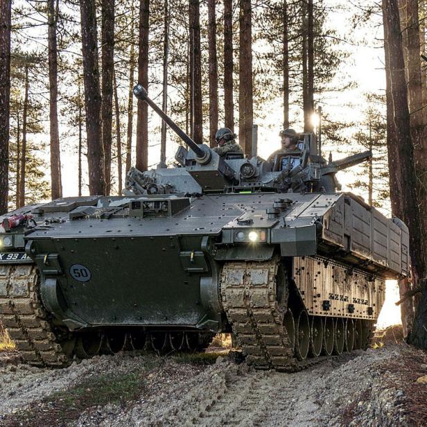 Ein Ajax-Panzer steht im Wald