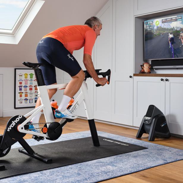 Mann auf Zwift Ride