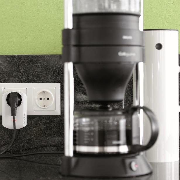 Die Home-Control-Messsteckdose kann so programmiert werden, dass die Kaffeemaschine jeden morgen um 06:30 eingeschaltet wird.