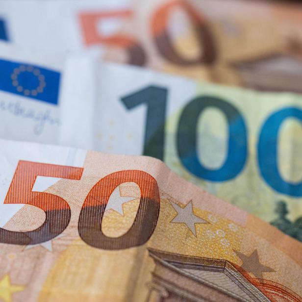 Mehrere Euro-Geldscheine in verschiedenen Stückelungen liegen übereinander gestapelt.