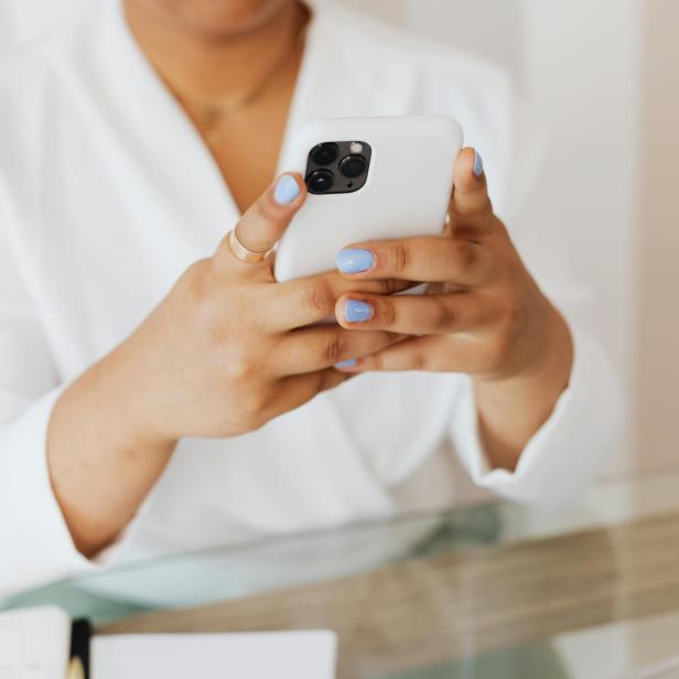 Eine Frau, die ein iPhone hält 