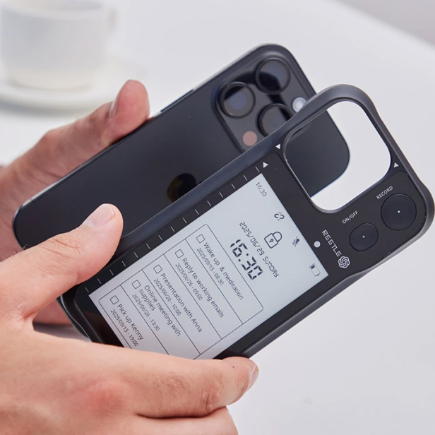 Reetle SmartInk I Hülle in der Hand auf einem weißen Tisch